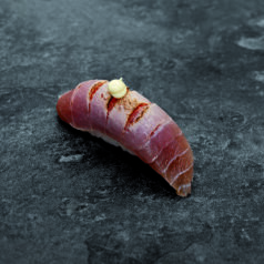 Maguro – aburi / Tuňák – opalovaný Nigiri